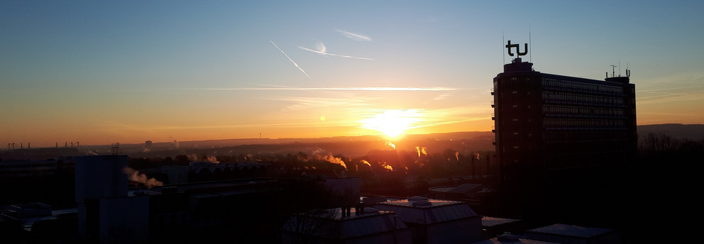 Bild vom Sonnenaufgang über der TU Dortmund
